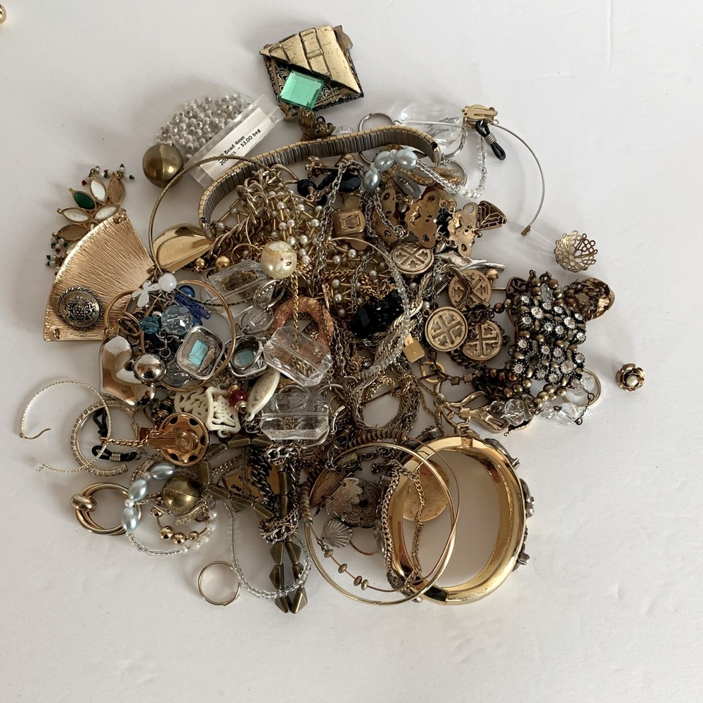 Vintage and costume jewelry miscellaneous lot.